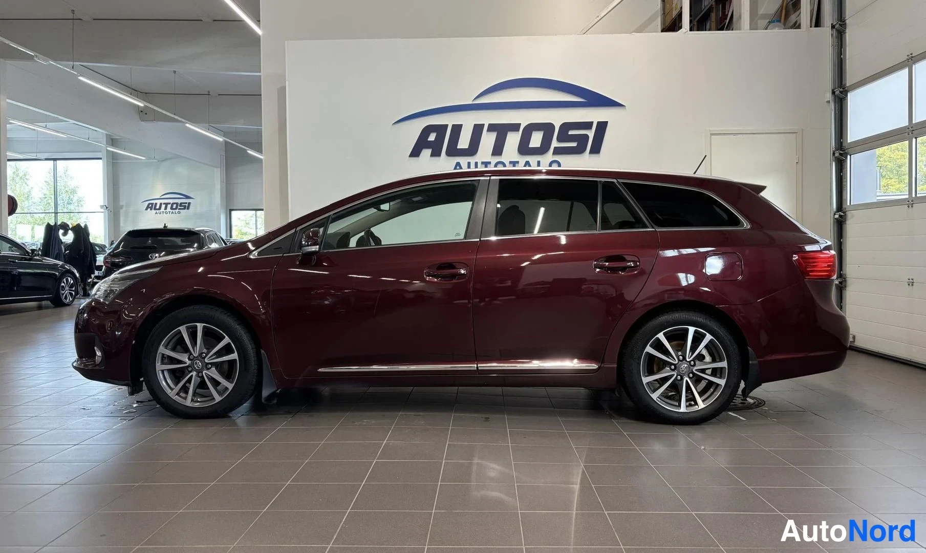 Punainen Toyota Avensis 2012, takaviisto, kuva 3