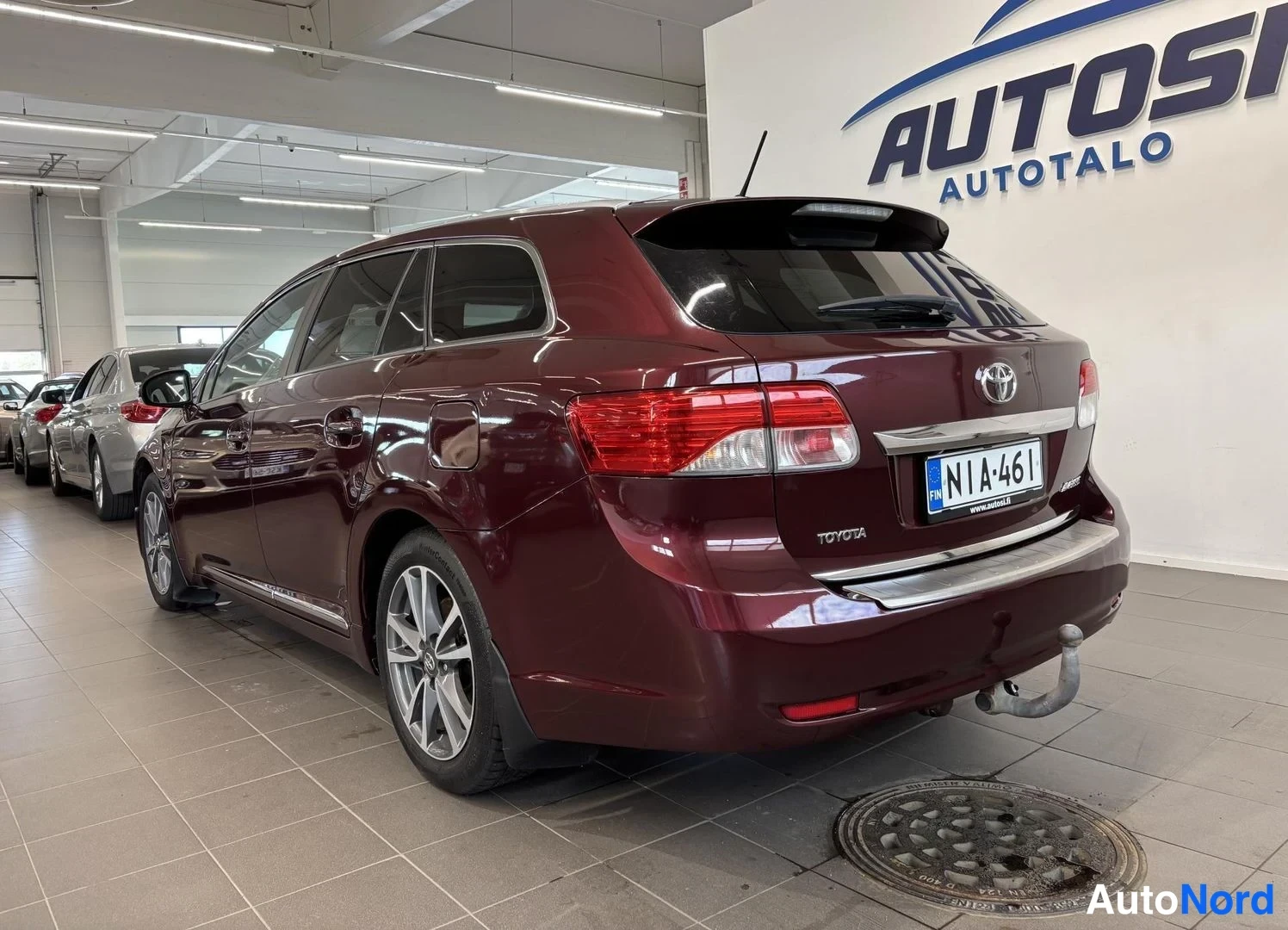 Punainen Toyota Avensis 2012, takaviisto, kuva 4