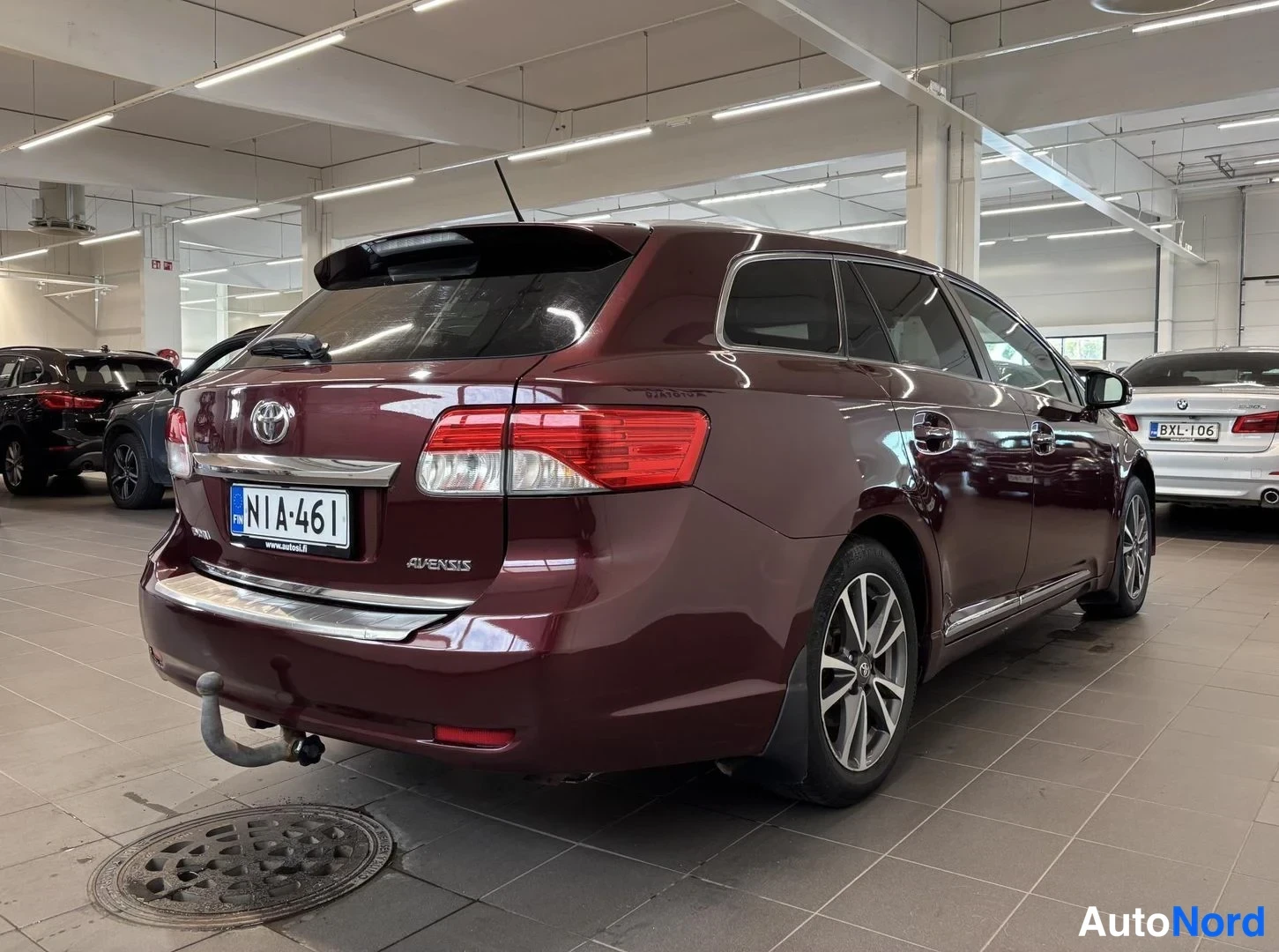 Punainen Toyota Avensis 2012, takaviisto, kuva 5