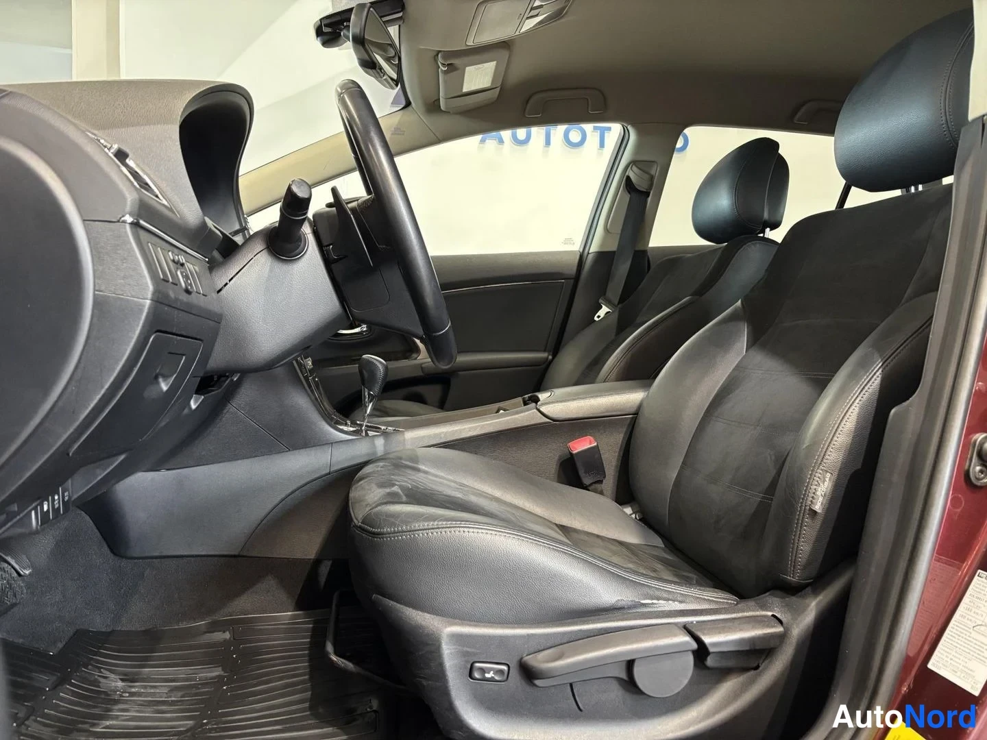 Punainen Toyota Avensis 2012, kuva 6