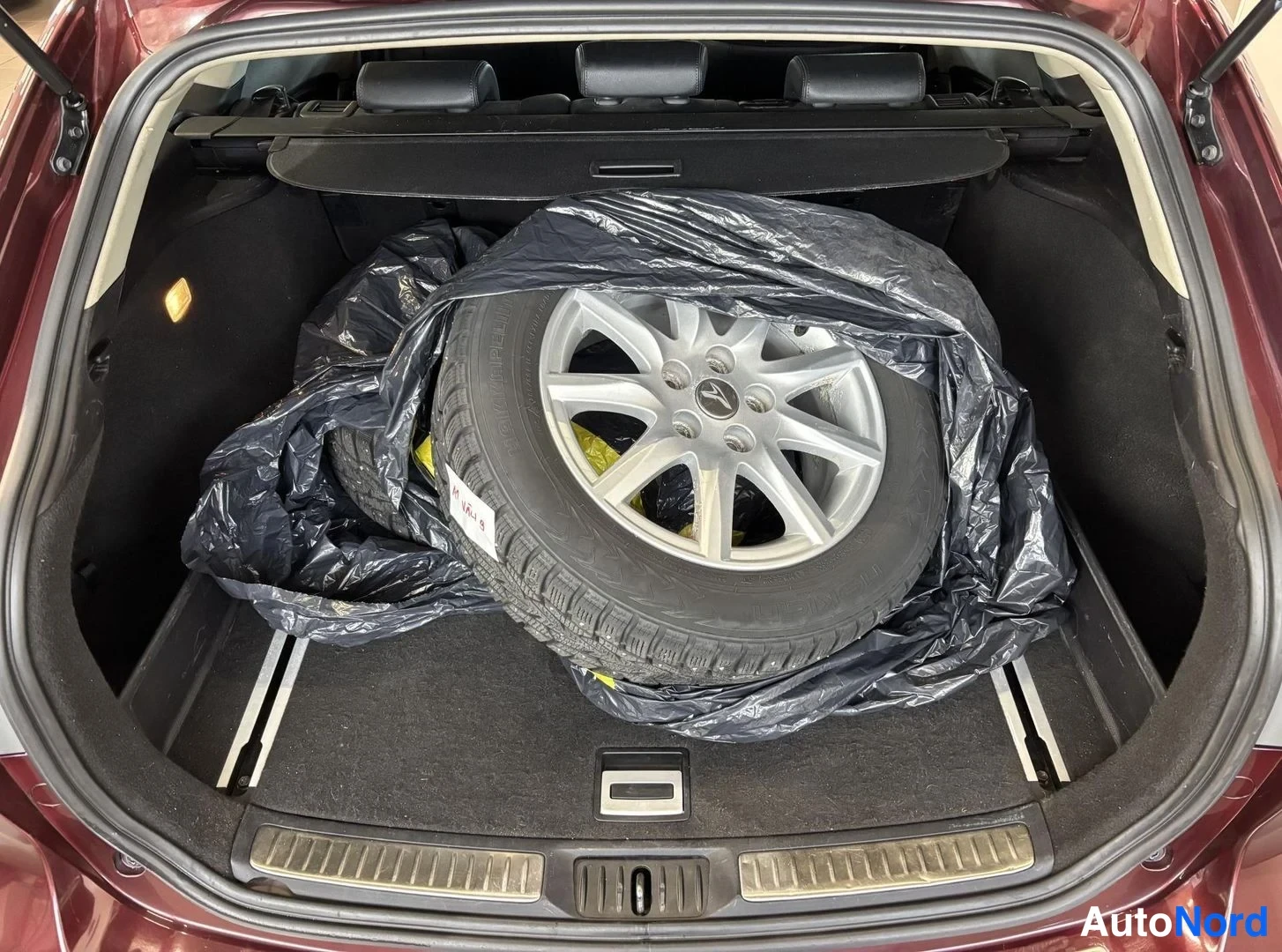 Punainen Toyota Avensis 2012, kuva 8