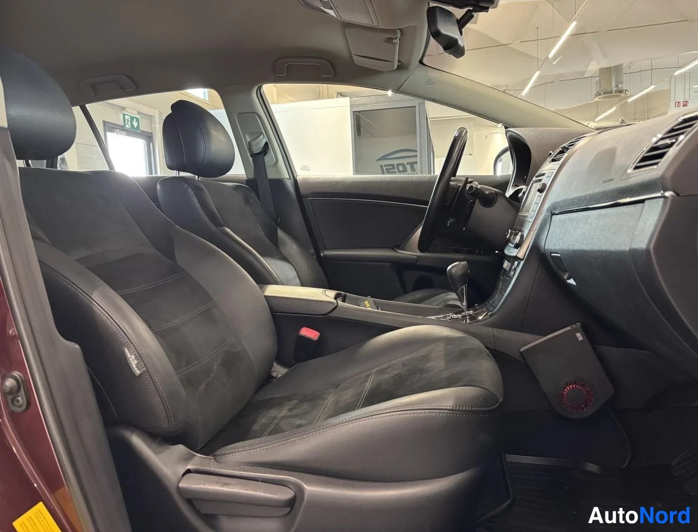 Punainen Toyota Avensis 2012, kuva 10