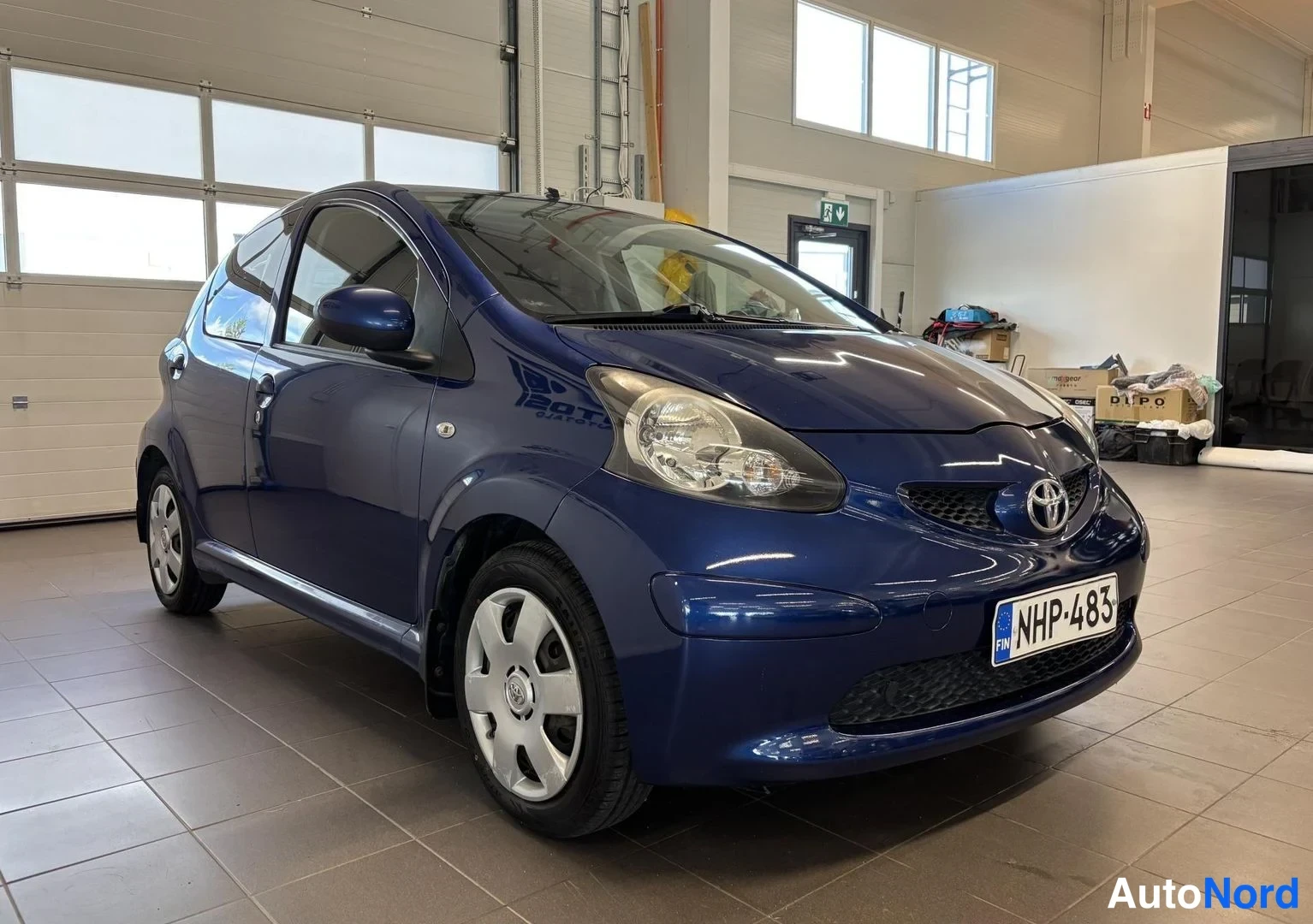 Sininen Toyota Aygo 2008, etuviisto, keula vasemmalle, kuva 2