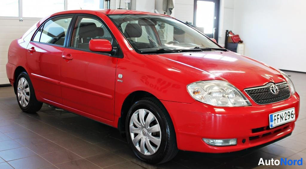 Punainen Toyota Corolla 2002, etuviisto, keula oikealle, kuva 2