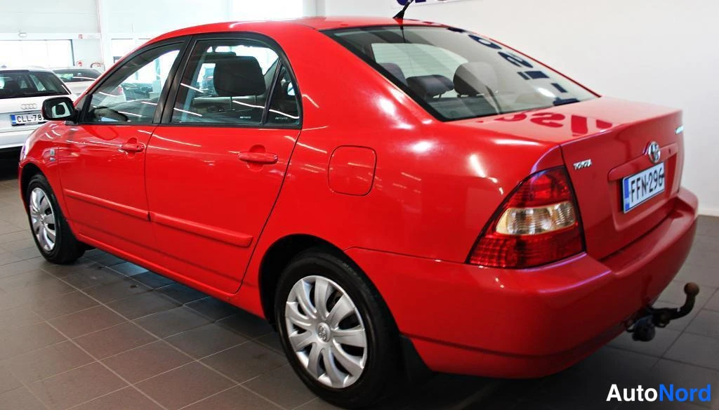 Punainen Toyota Corolla 2002, takaviisto, kuva 4