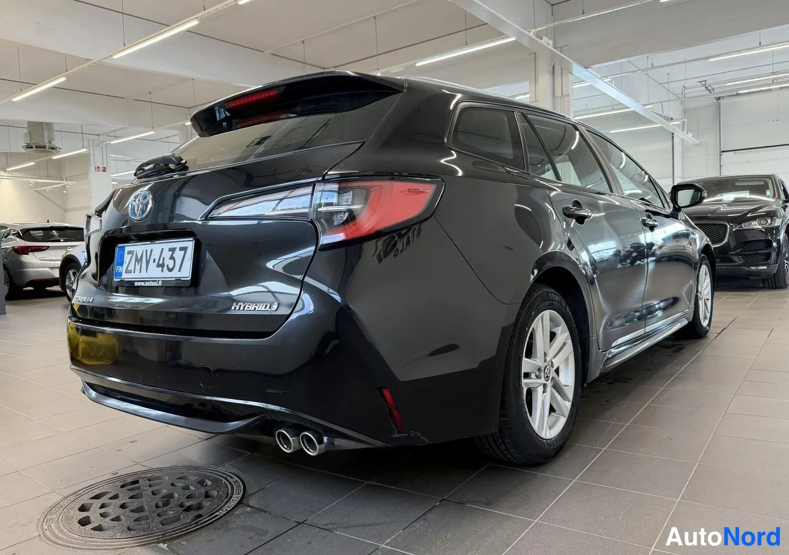 Musta Toyota Corolla Touring 2020, takaviisto, kuva 2