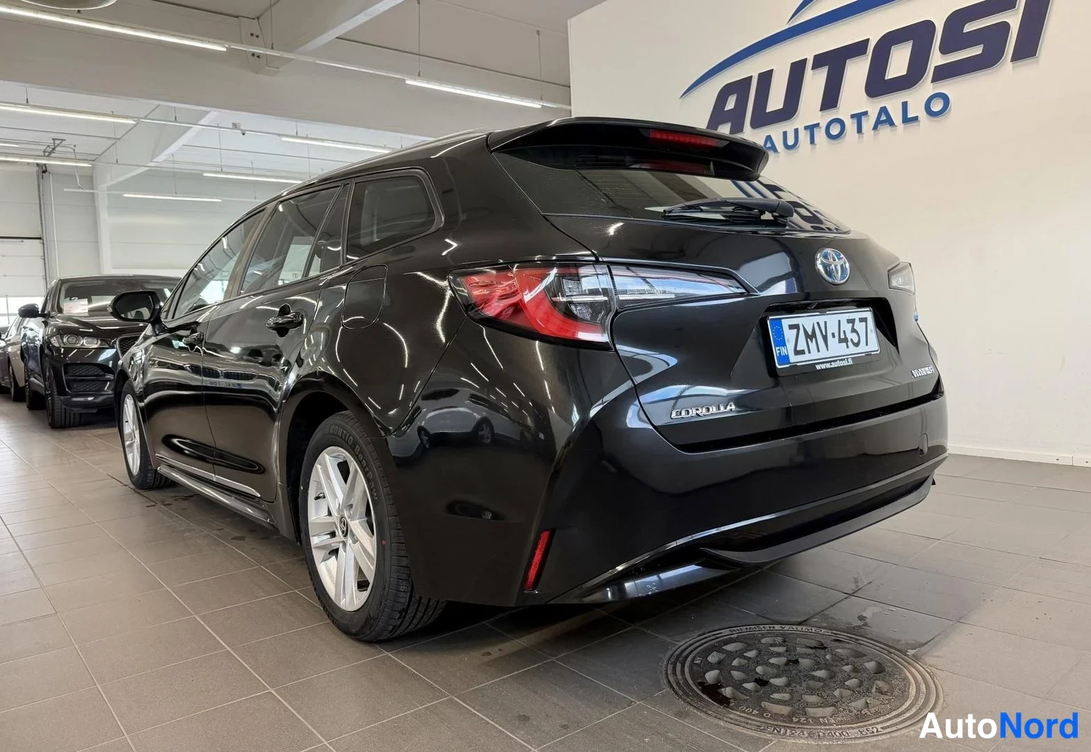 Musta Toyota Corolla Touring 2020, takaviisto, kuva 3