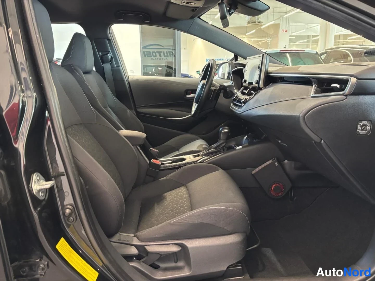 Musta Toyota Corolla Touring 2020, kuva 8