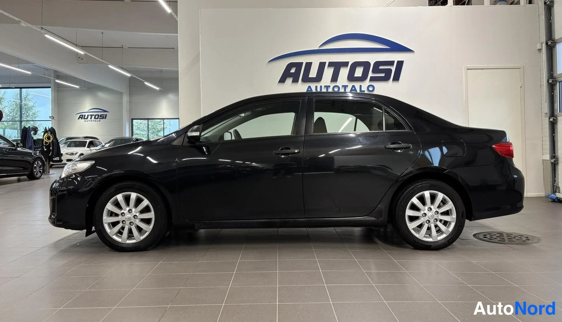 Musta Toyota Corolla 2012, sivulta, kuva 3