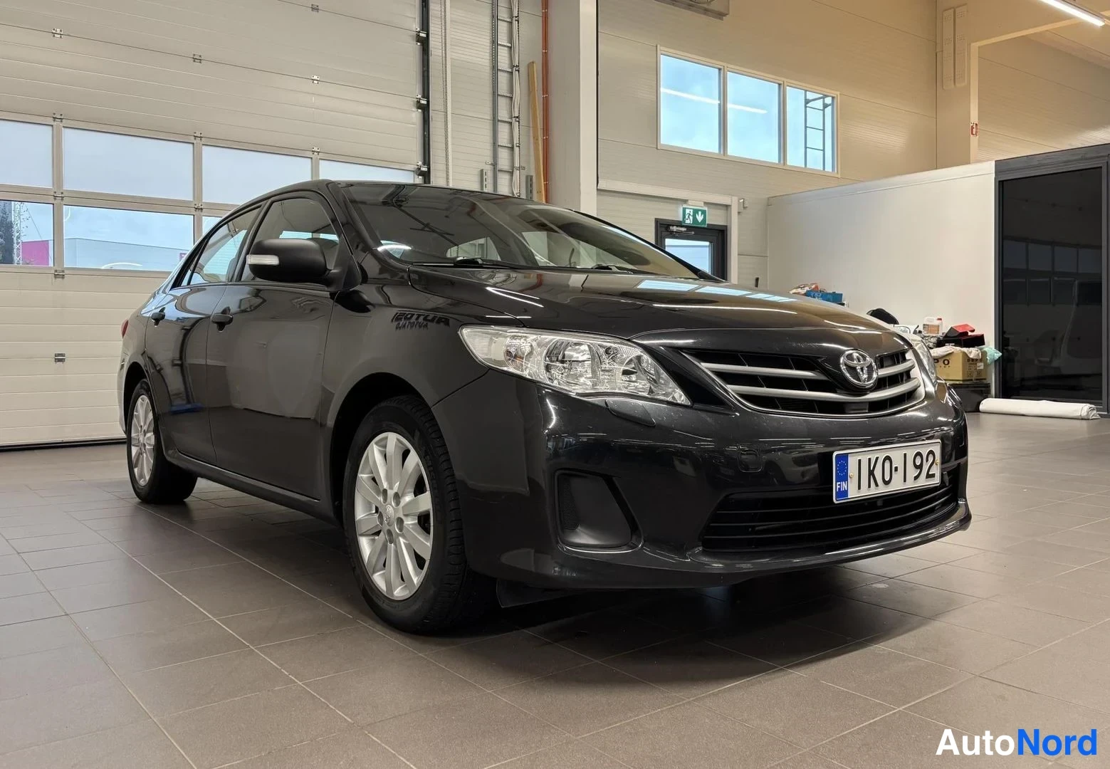 Musta Toyota Corolla 2012, etuviisto, keula oikealle, kuva 2