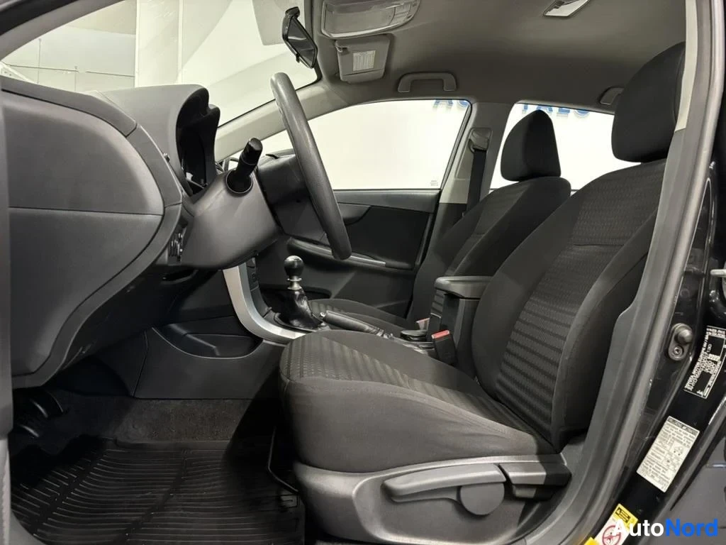 Musta Toyota Corolla 2012, kuva 6