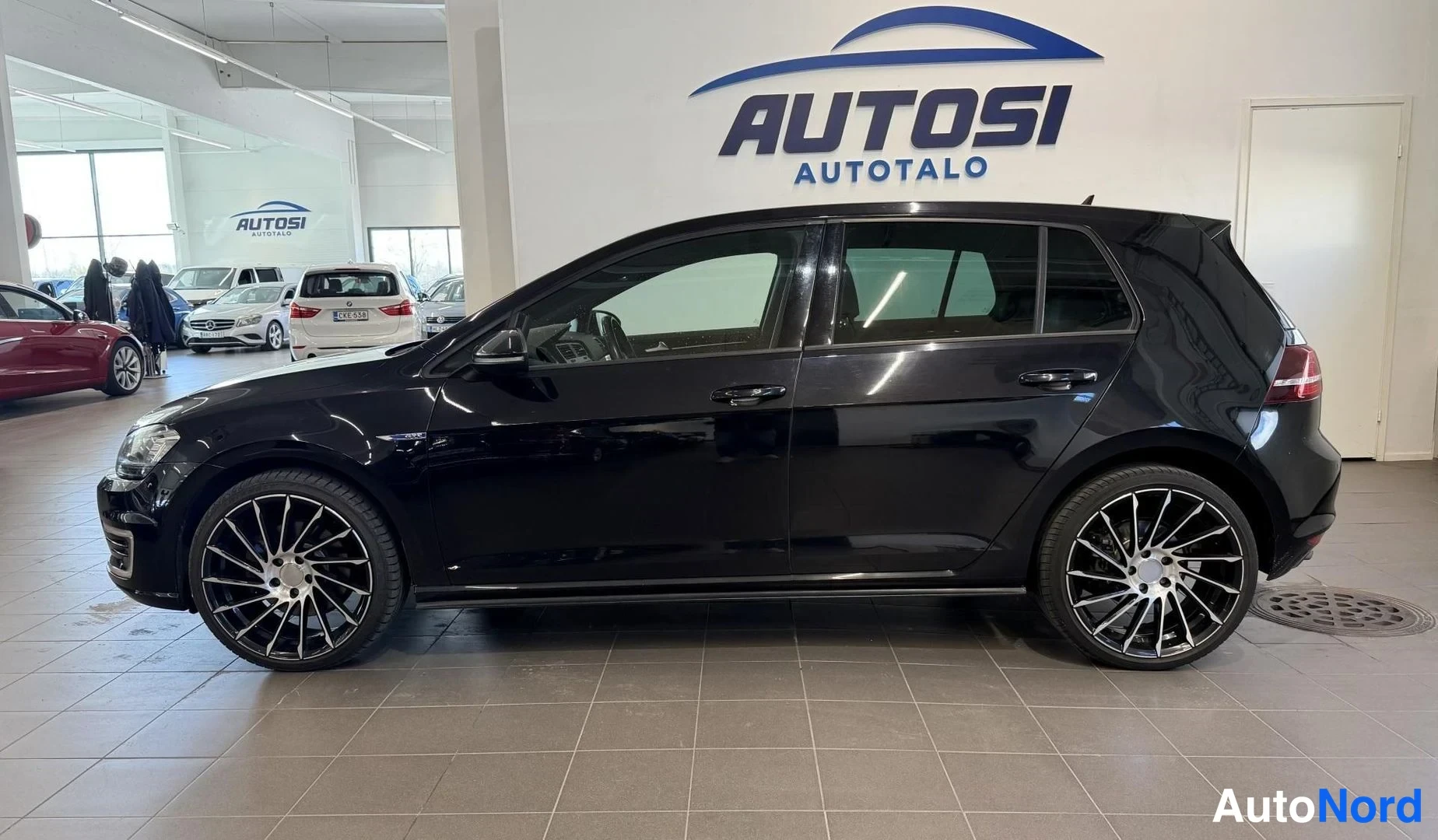Musta Volkswagen Golf GTE 2015, etuviisto, keula vasemmalle, kuva 2