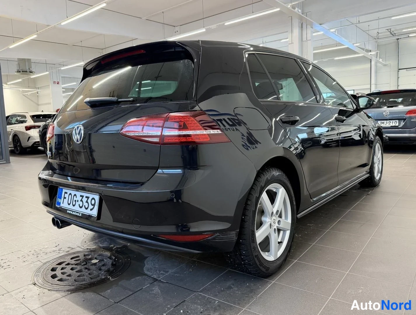 Musta Volkswagen Golf GTE 2015, takaviisto, kuva 4