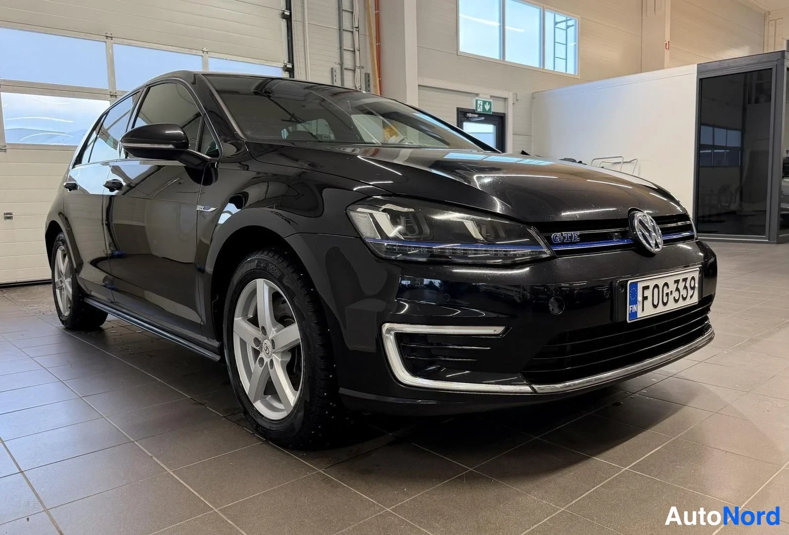 Musta Volkswagen Golf GTE 2015, etuviisto, keula oikealle, kuva 3
