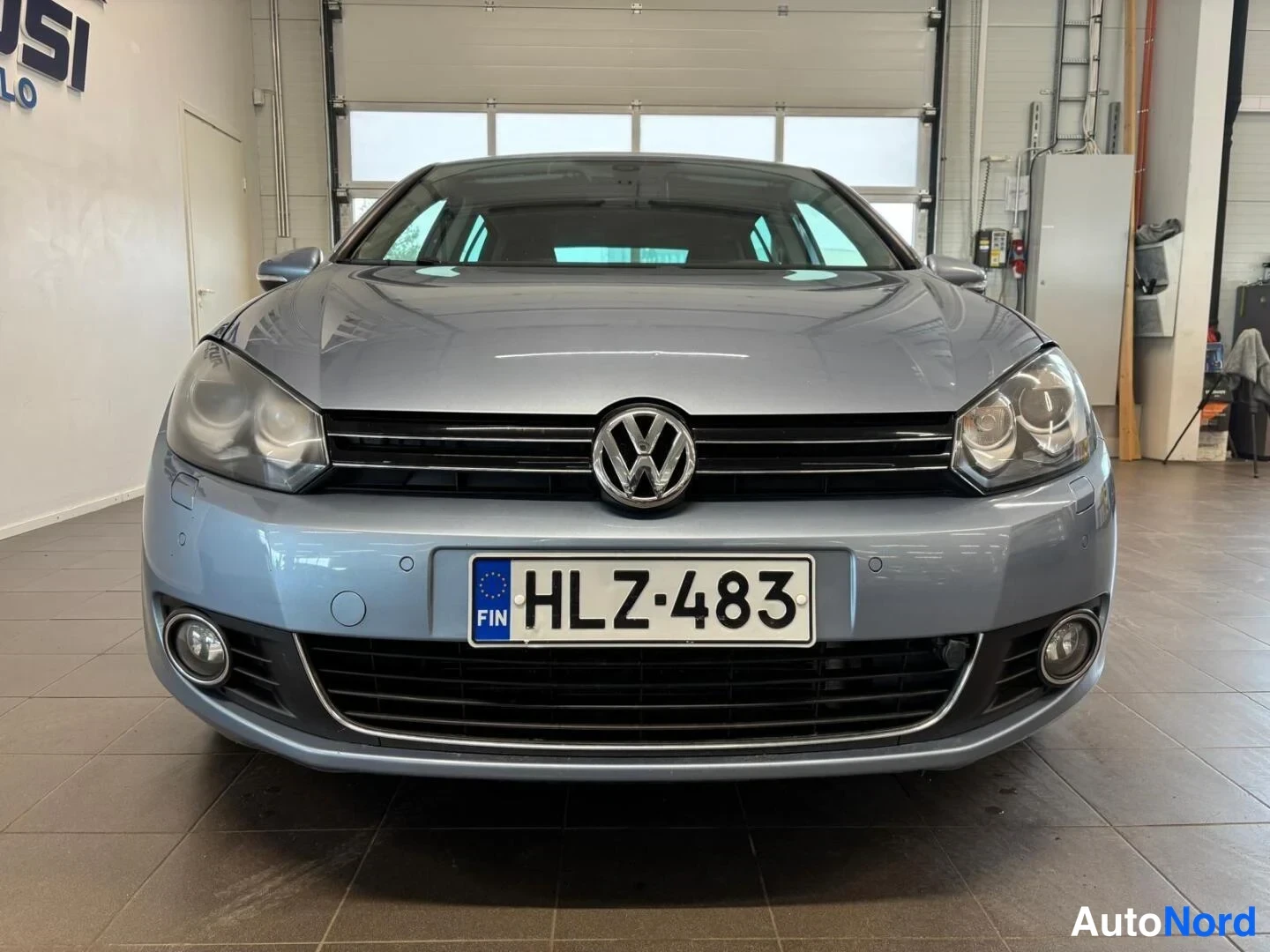 Sininen Volkswagen Golf 2010, edestä, kuva 3