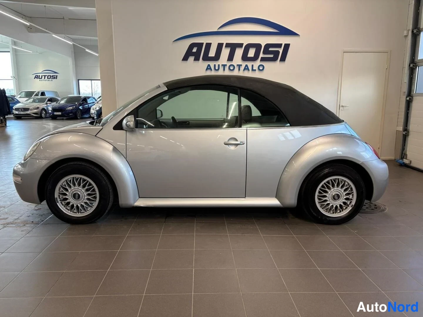 Hopea Volkswagen New Beetle Cabriolet 2004, sivulta, kuva 4