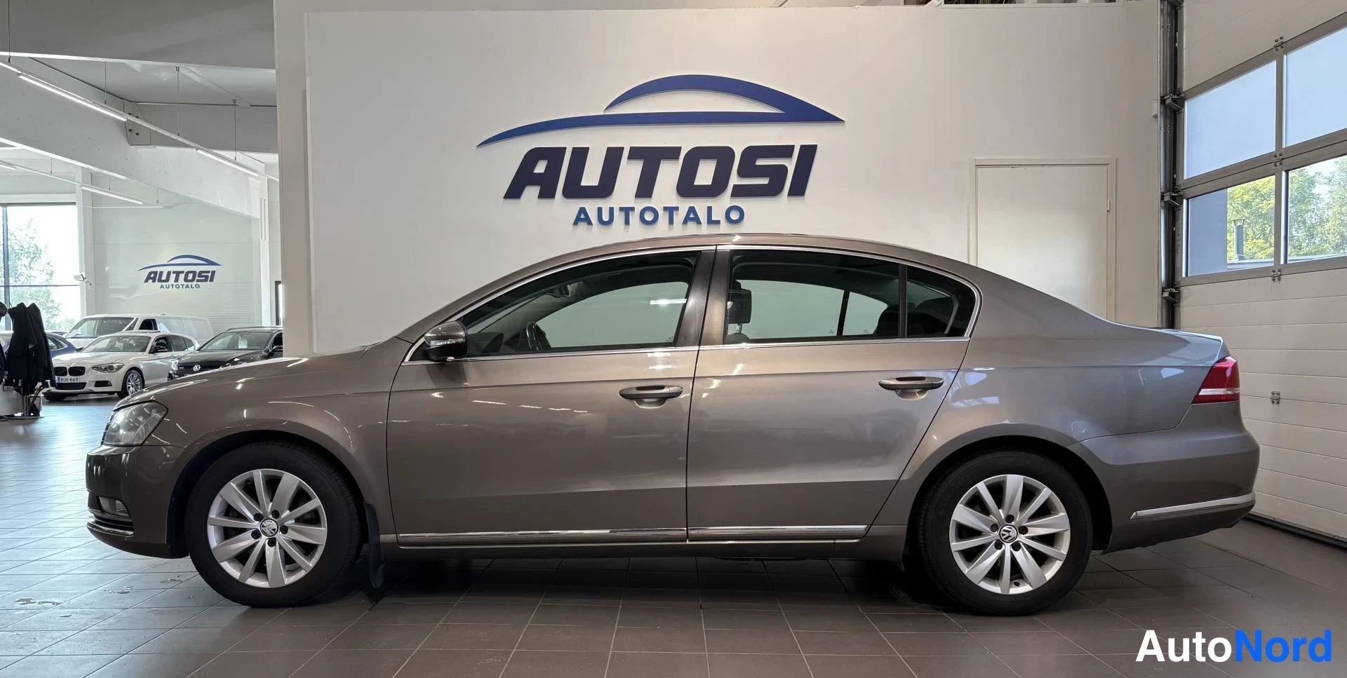 Beige Volkswagen Passat 2011, etuviisto, keula vasemmalle, kuva 2