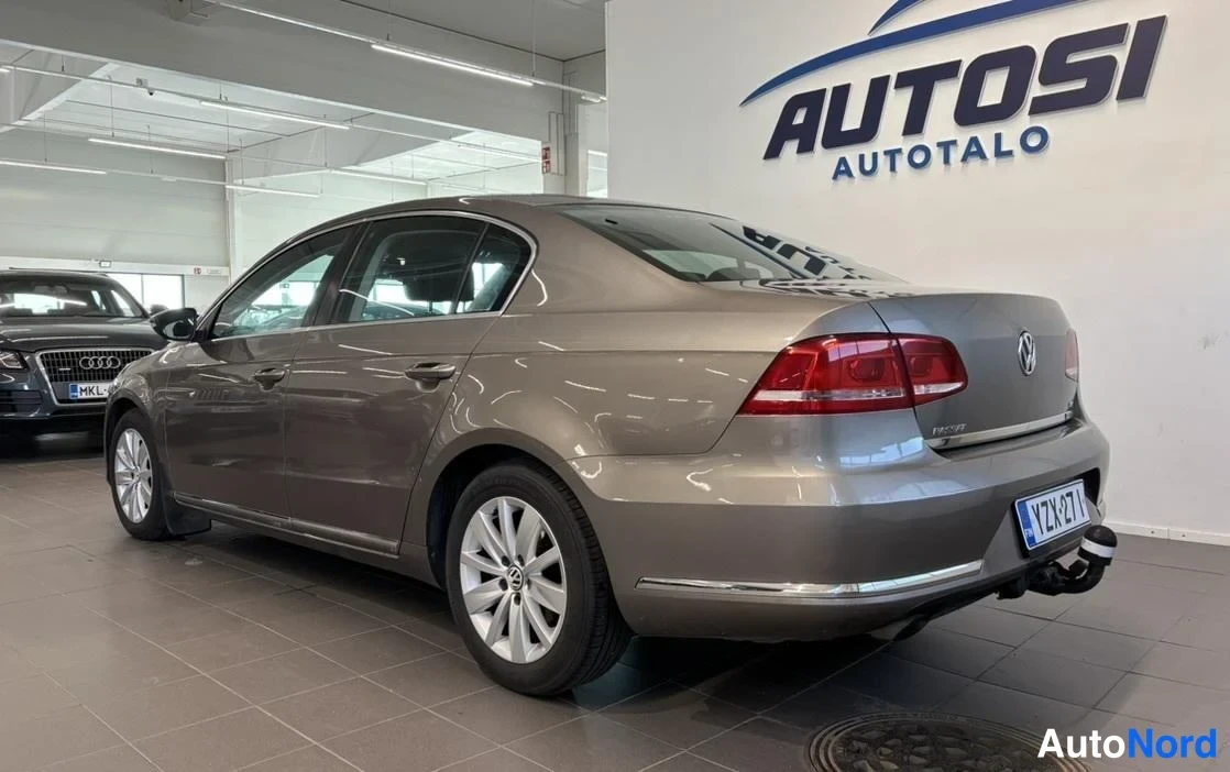 Beige Volkswagen Passat 2011, takaviisto, kuva 4