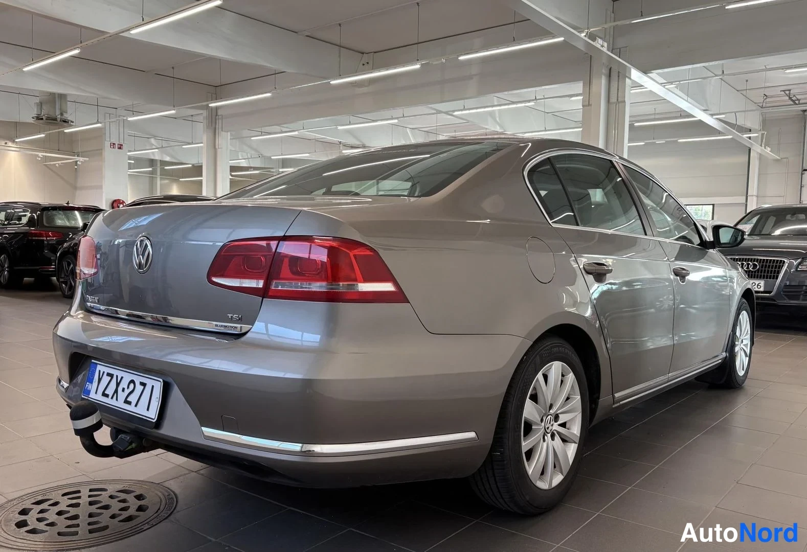 Beige Volkswagen Passat 2011, takaviisto, kuva 5
