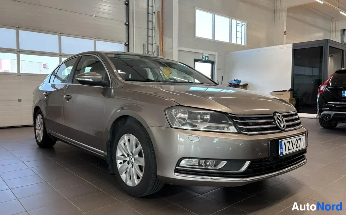 Beige Volkswagen Passat 2011, etuviisto, keula oikealle, kuva 3