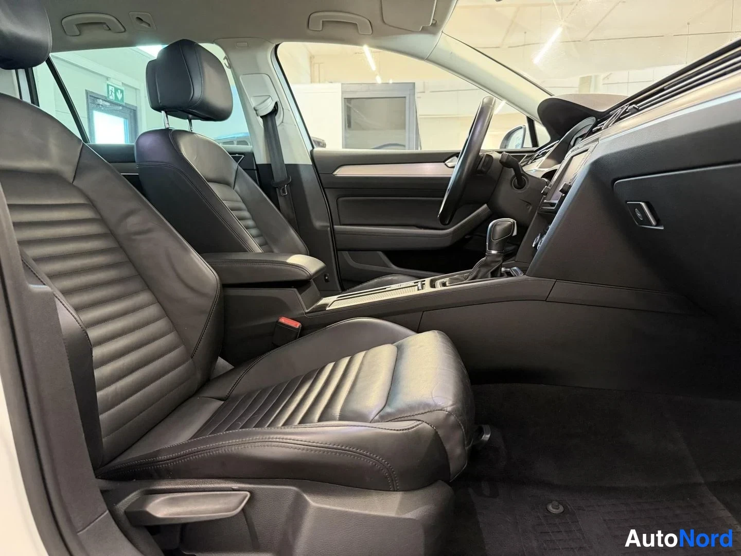 Valkoinen Volkswagen Passat Variant 2016, etuviisto, keula oikealle, kuva 3
