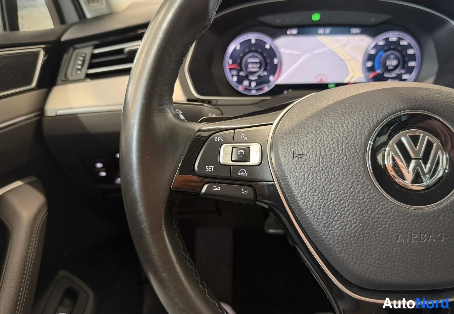 Valkoinen Volkswagen Passat Variant 2016, etuviisto, keula oikealle, kuva 4