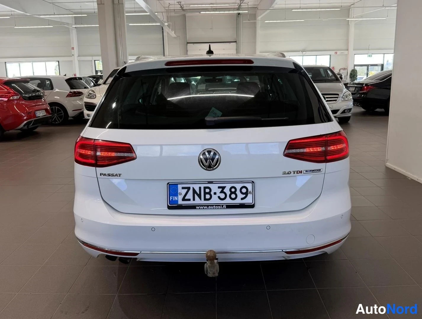 Valkoinen Volkswagen Passat Variant 2016, takaa, kuva 10