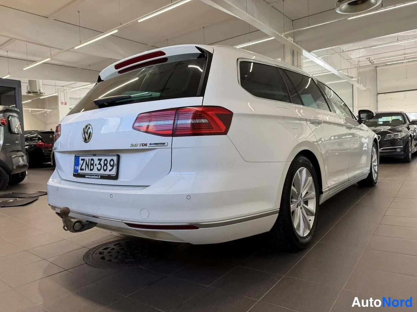 Valkoinen Volkswagen Passat Variant 2016, takaviisto, kuva 9