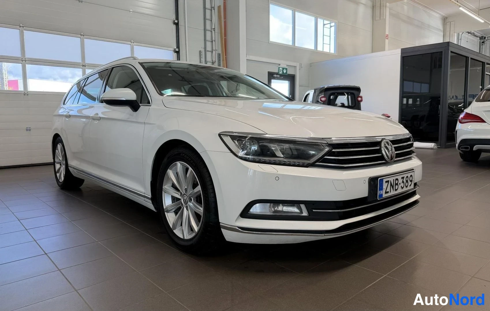 Valkoinen Volkswagen Passat Variant 2016, etuviisto, keula oikealle, kuva 2