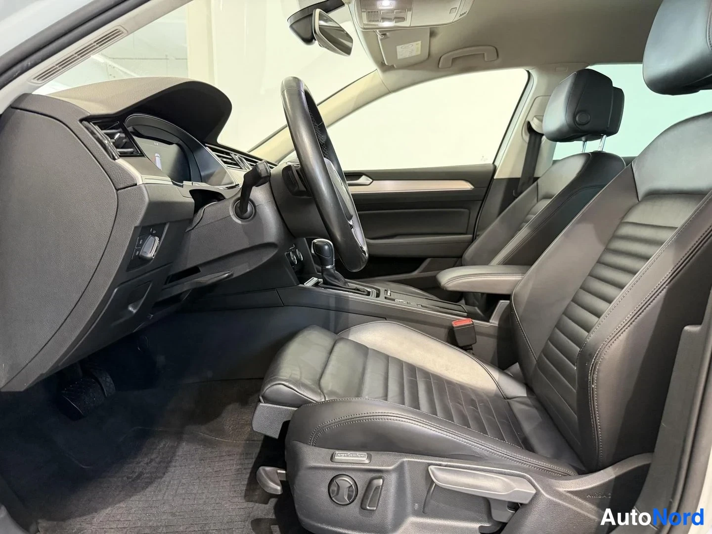 Valkoinen Volkswagen Passat Variant 2016, kuva 11