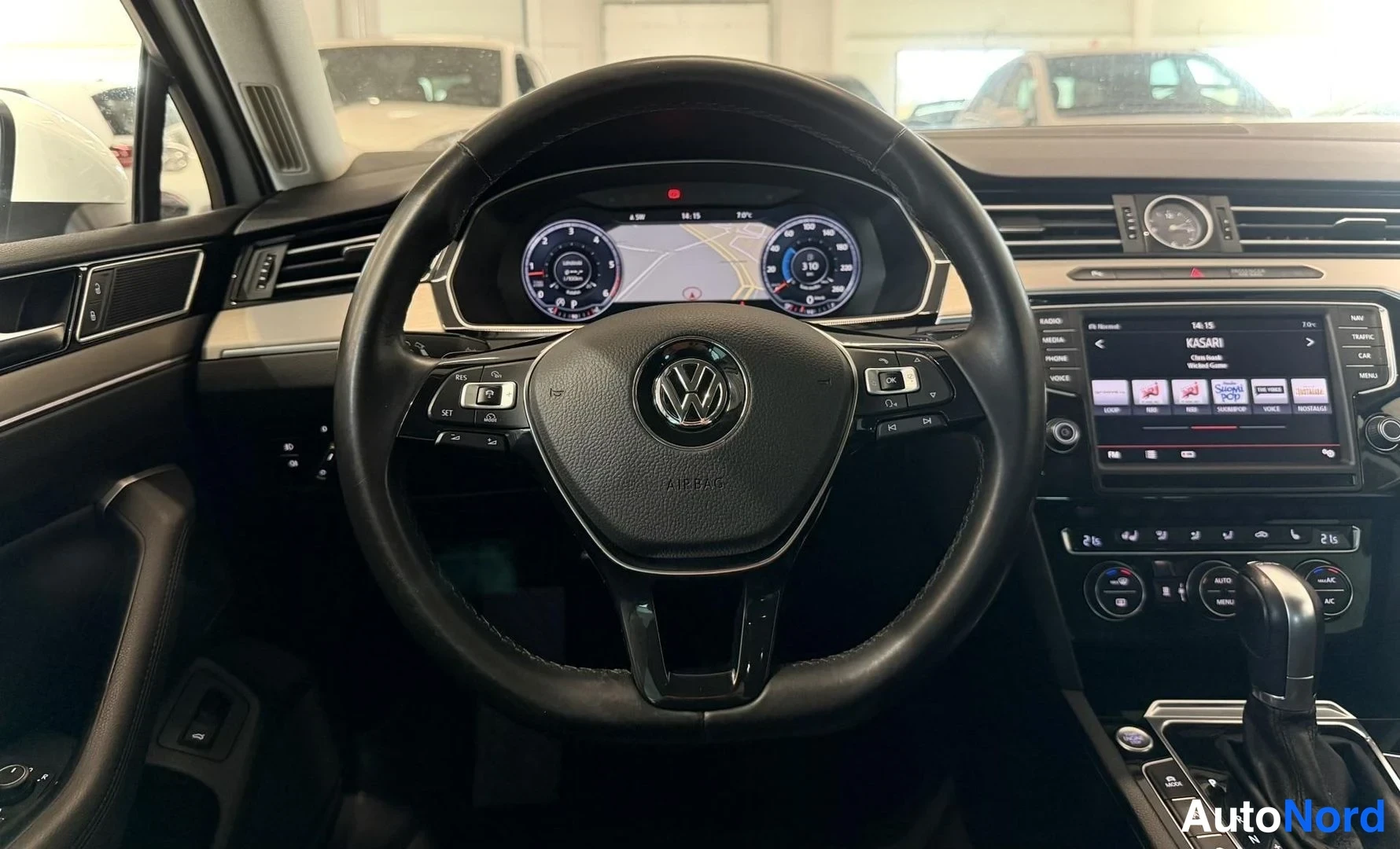 Valkoinen Volkswagen Passat Variant 2016, kuva 13