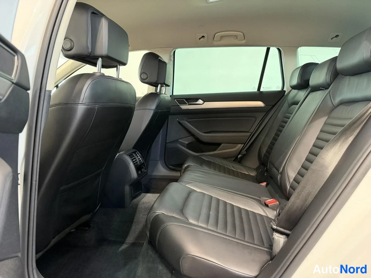 Valkoinen Volkswagen Passat Variant 2016, kuva 14