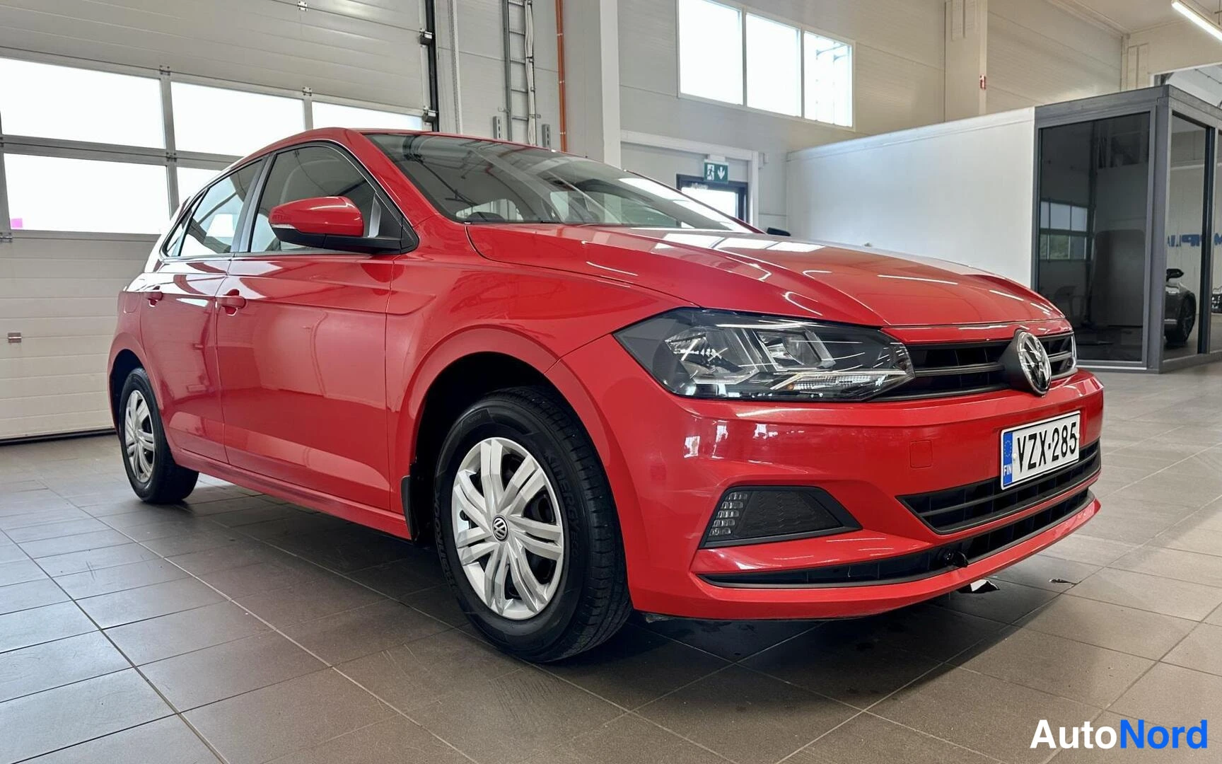 Punainen Volkswagen Polo 2018, etuviisto, keula oikealle, kuva 2