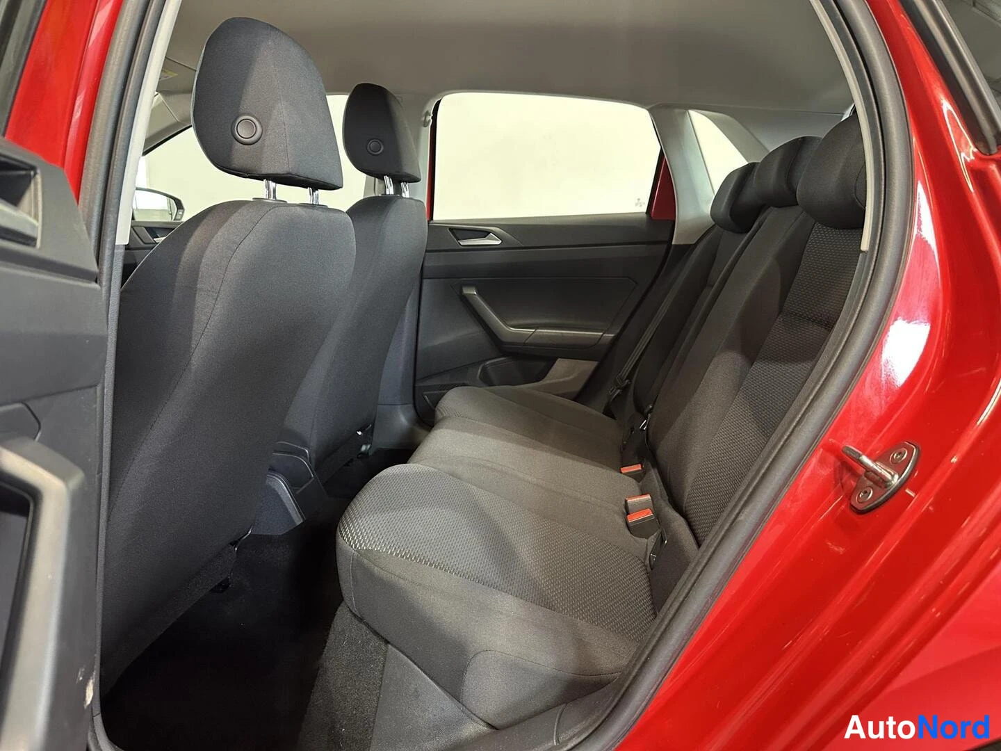 Punainen Volkswagen Polo 2018, kuva 9