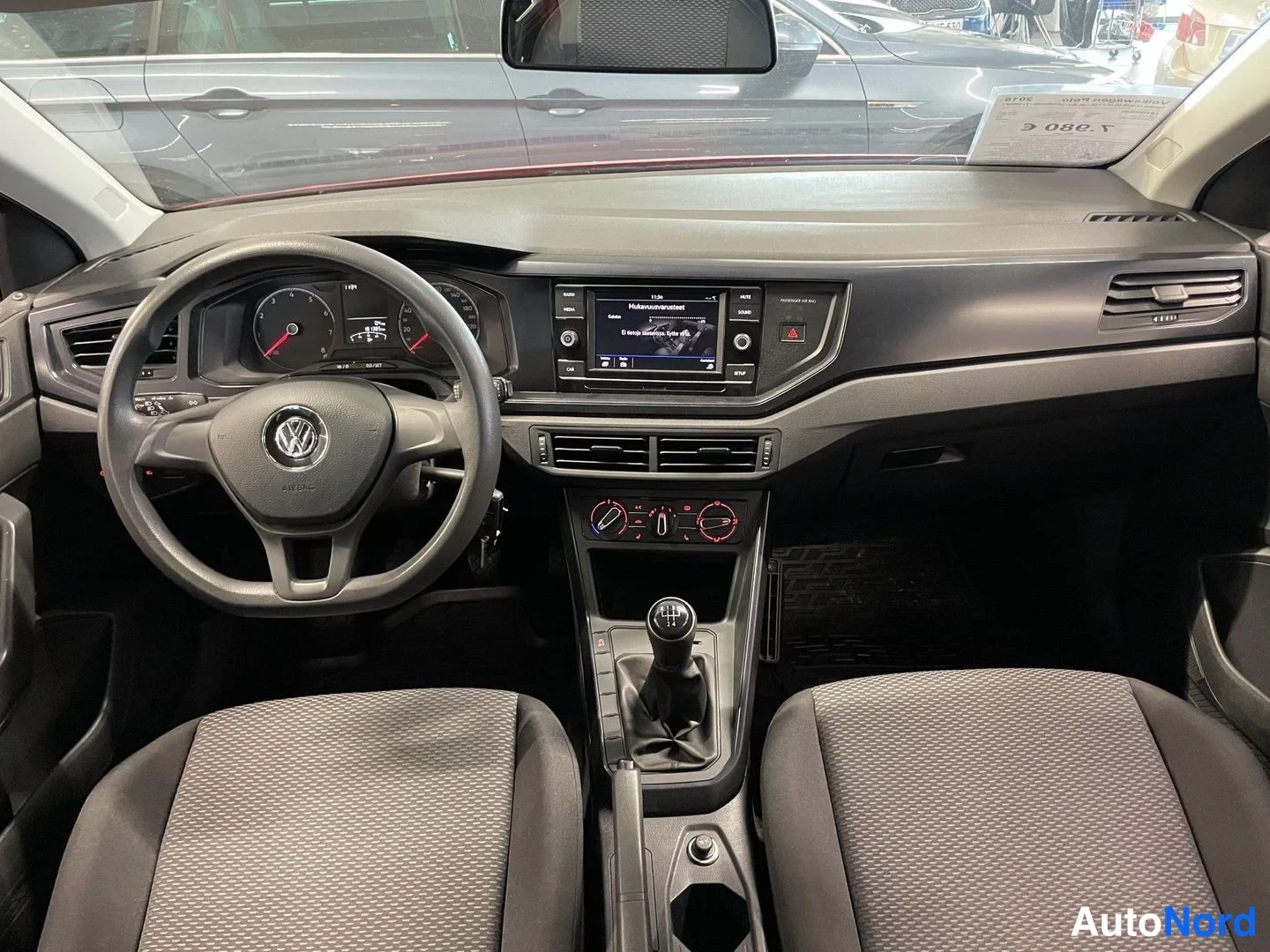 Punainen Volkswagen Polo 2018, yksityiskohta, kuva 7