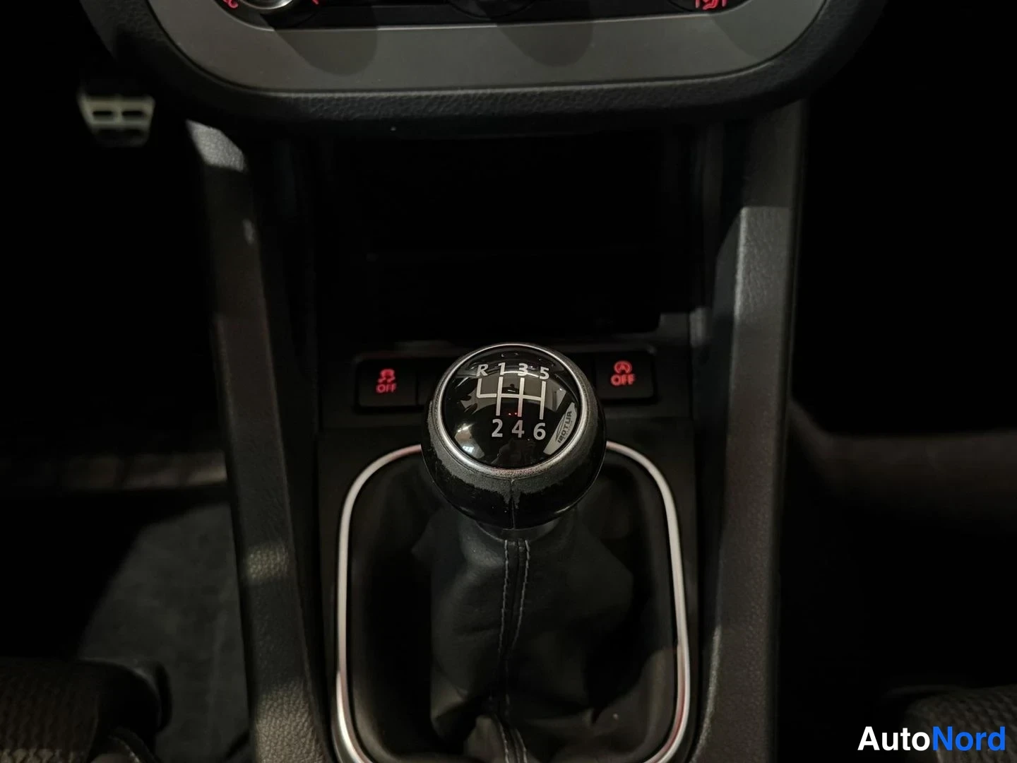 Musta Volkswagen Scirocco 2011, kuva 17