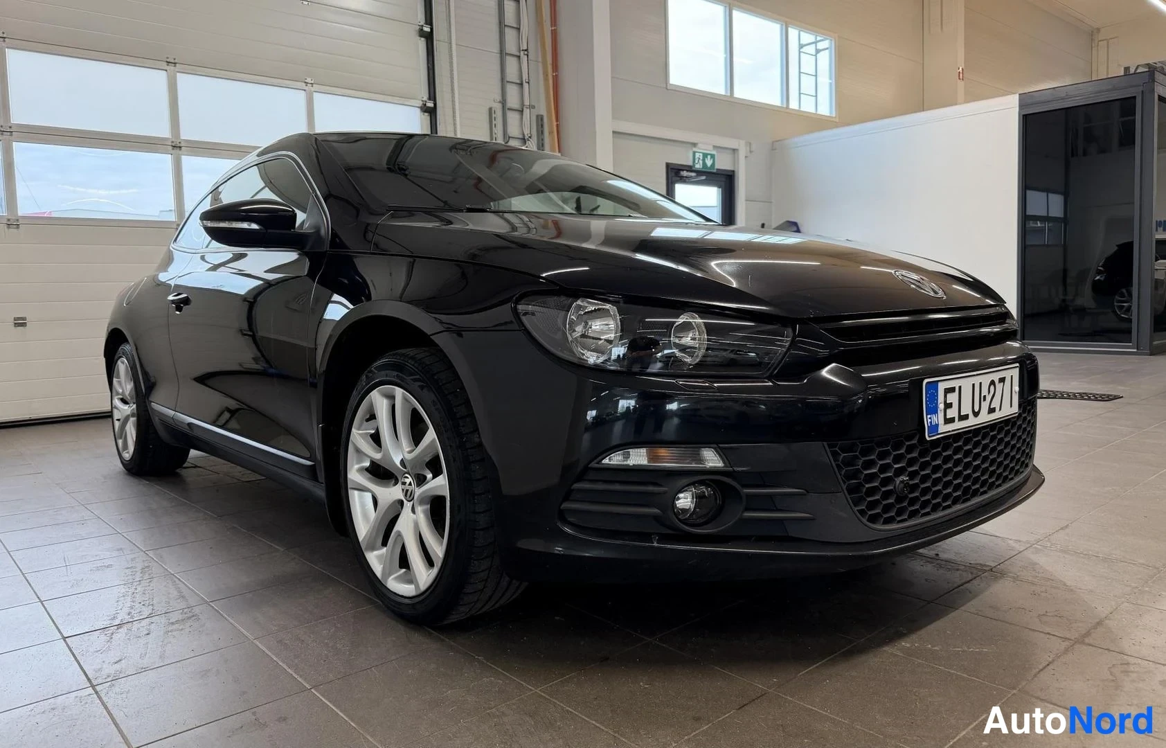 Musta Volkswagen Scirocco 2011, etuviisto, keula oikealle, kuva 2