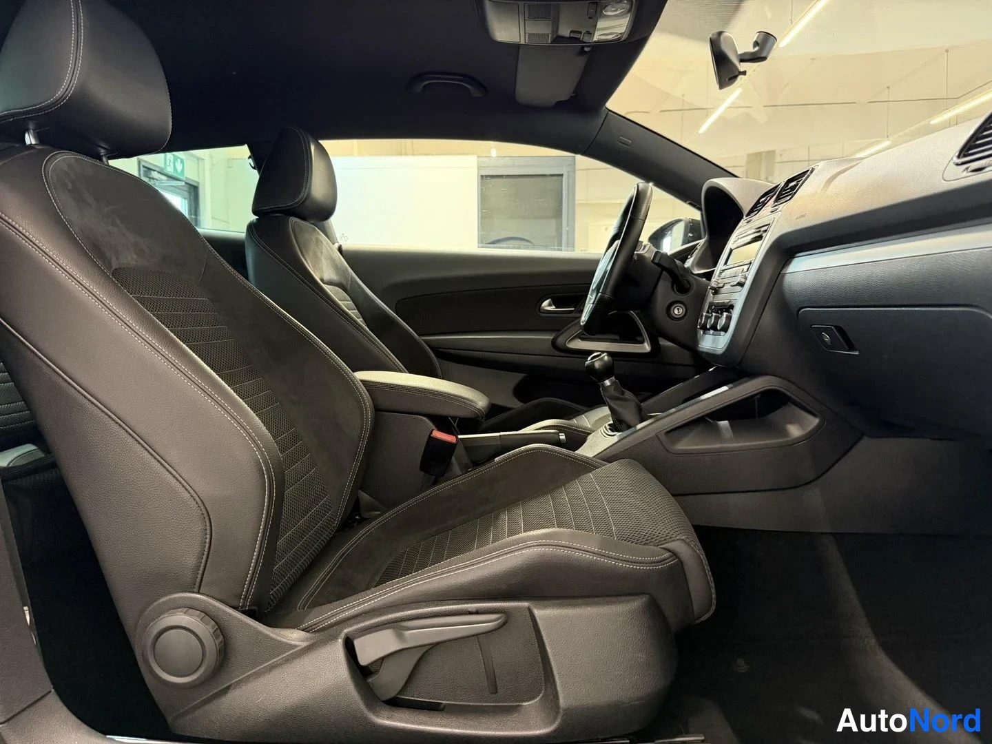 Musta Volkswagen Scirocco 2011, kuva 9