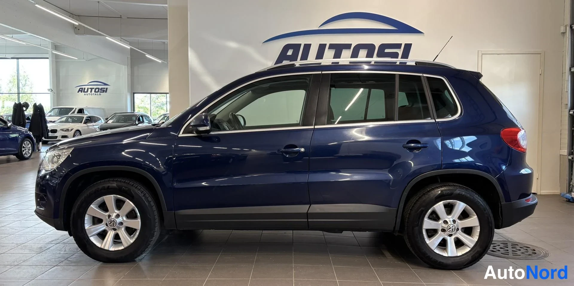 Sininen Volkswagen Tiguan 2009, etuviisto, keula vasemmalle, kuva 2
