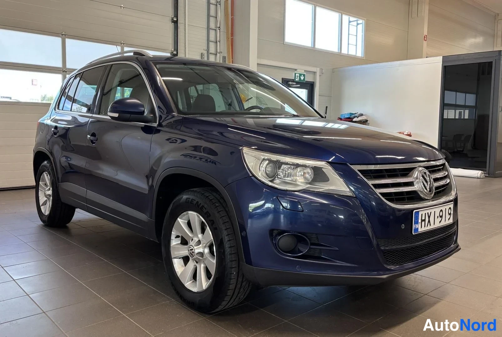 Sininen Volkswagen Tiguan 2009, etuviisto, keula oikealle, kuva 3