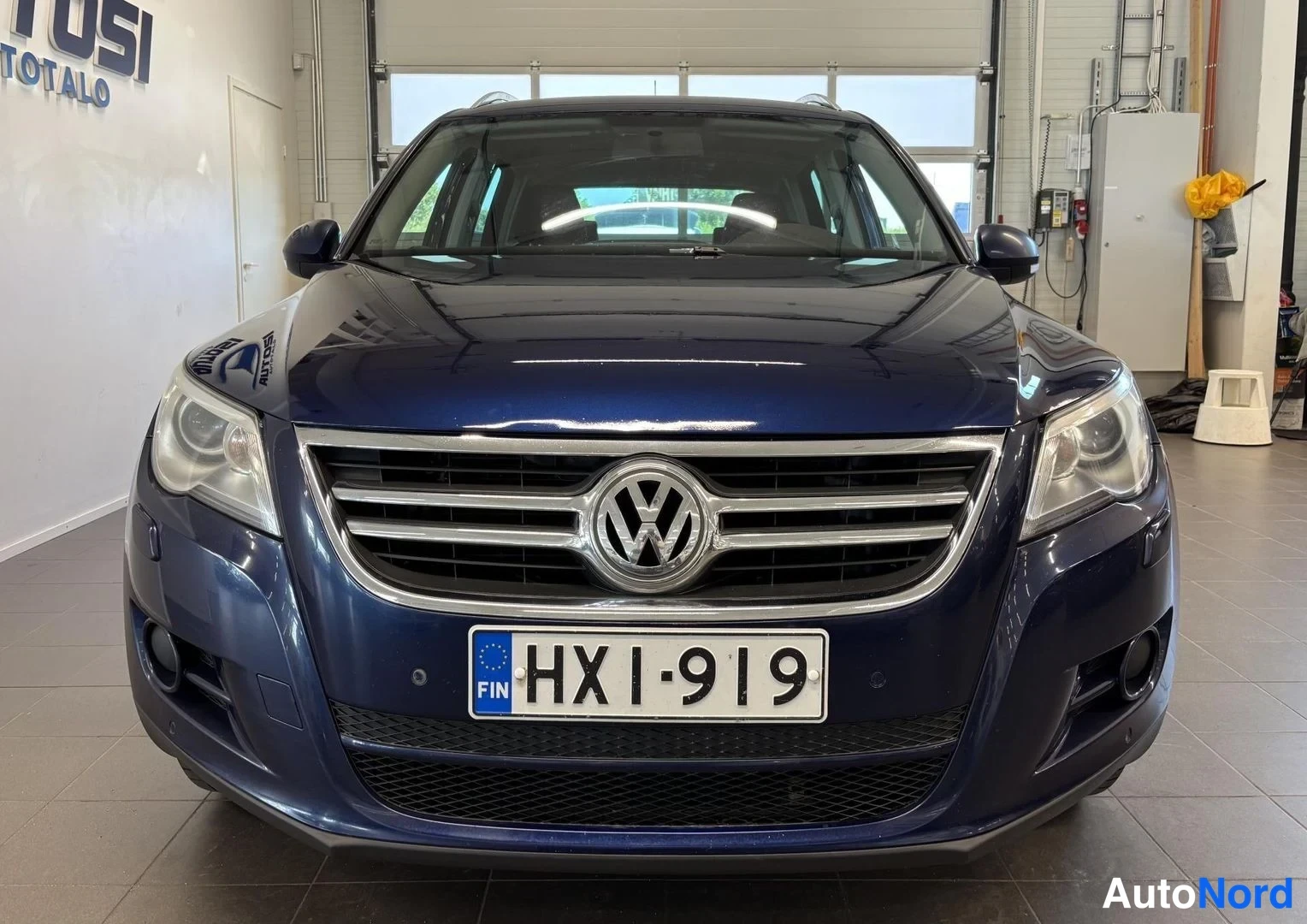 Sininen Volkswagen Tiguan 2009, edestä, kuva 4
