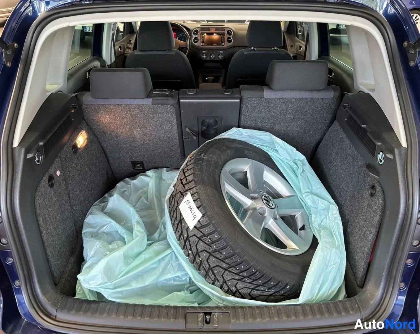 Sininen Volkswagen Tiguan 2009, kuva 9