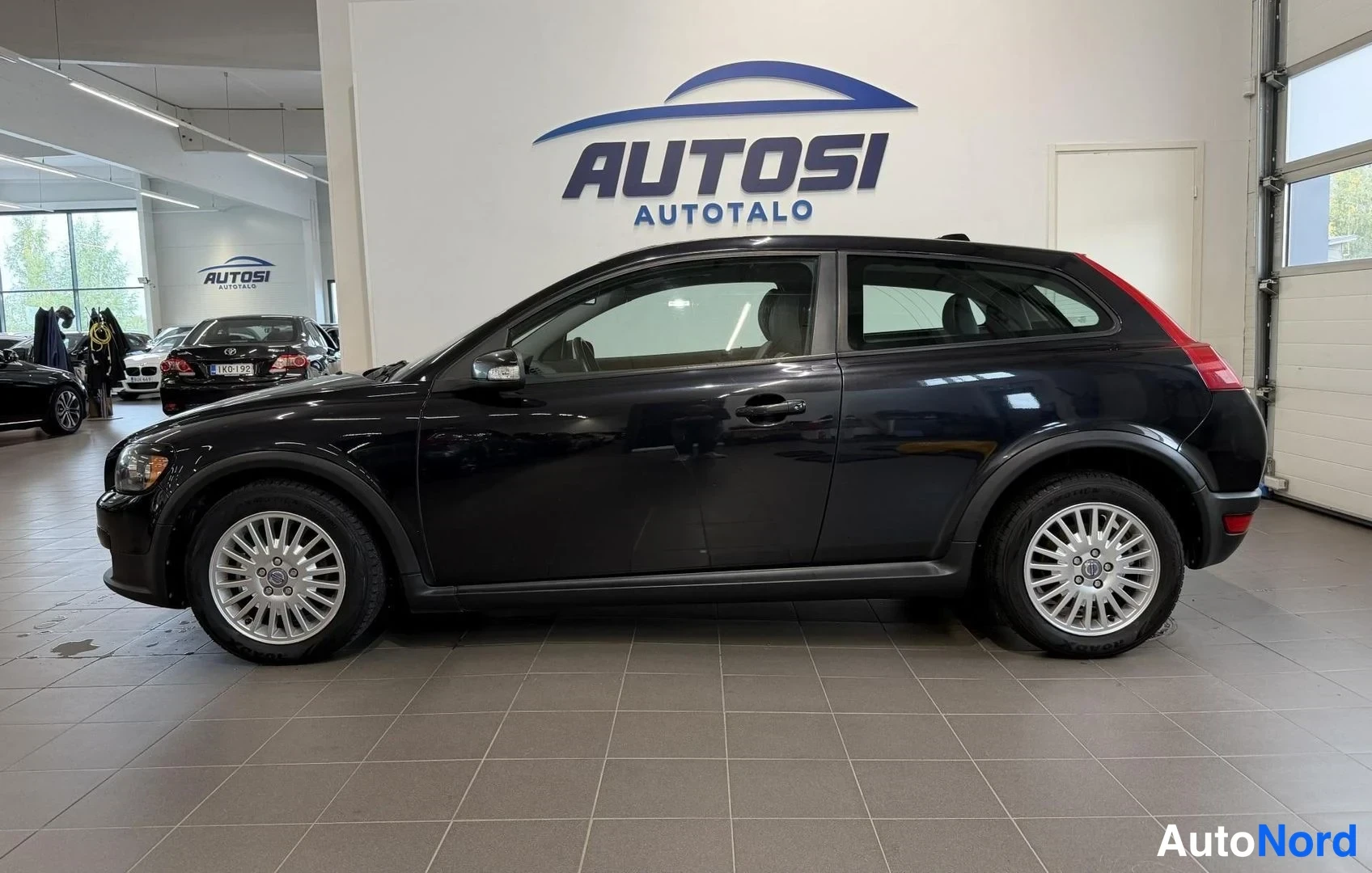 Musta Volvo C30 2007, sivulta, kuva 3