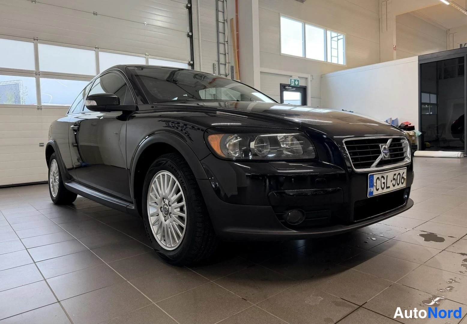 Musta Volvo C30 2007, etuviisto, keula oikealle, kuva 2