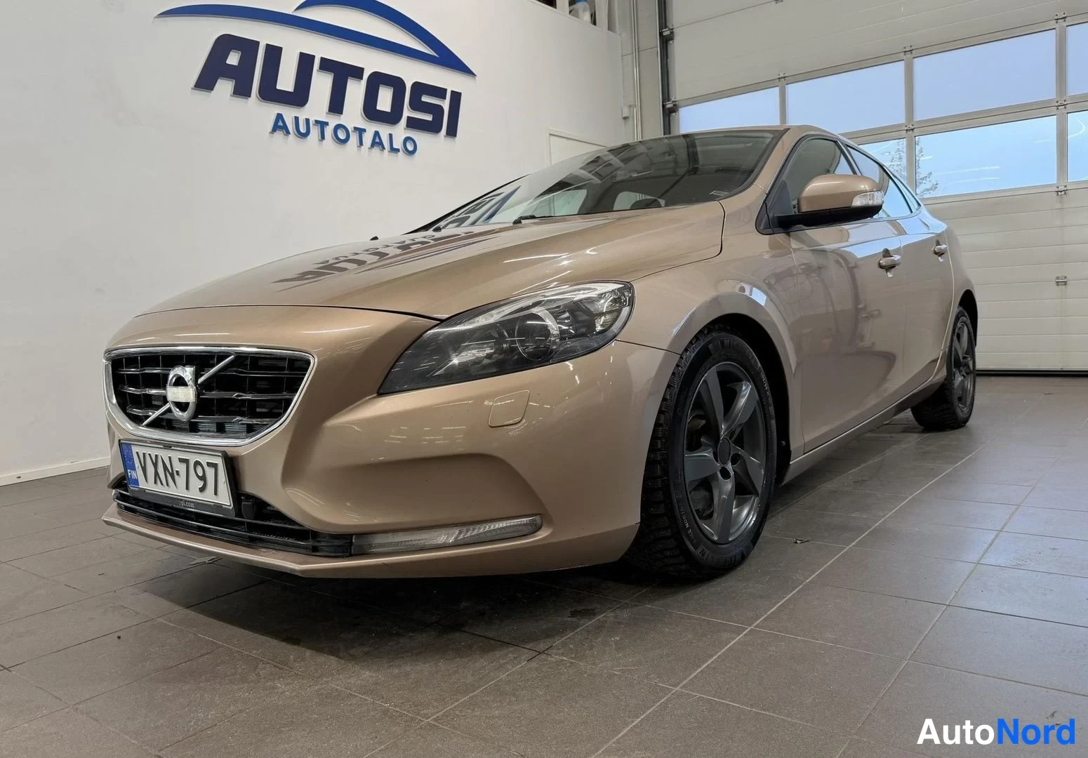 Beige Volvo V40 2014, etuviisto, keula vasemmalle, kuva 2