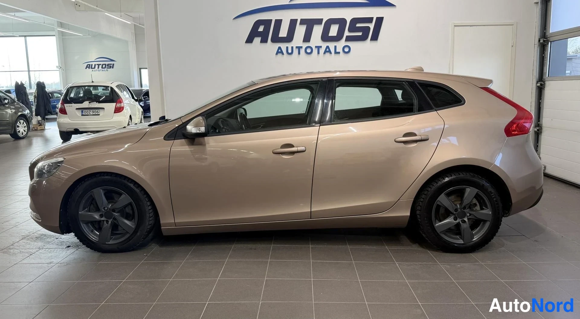 Beige Volvo V40 2014, takaviisto, kuva 7
