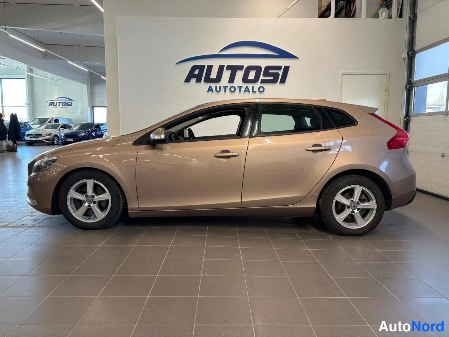 Beige Volvo V40 2014, takaviisto, kuva 8