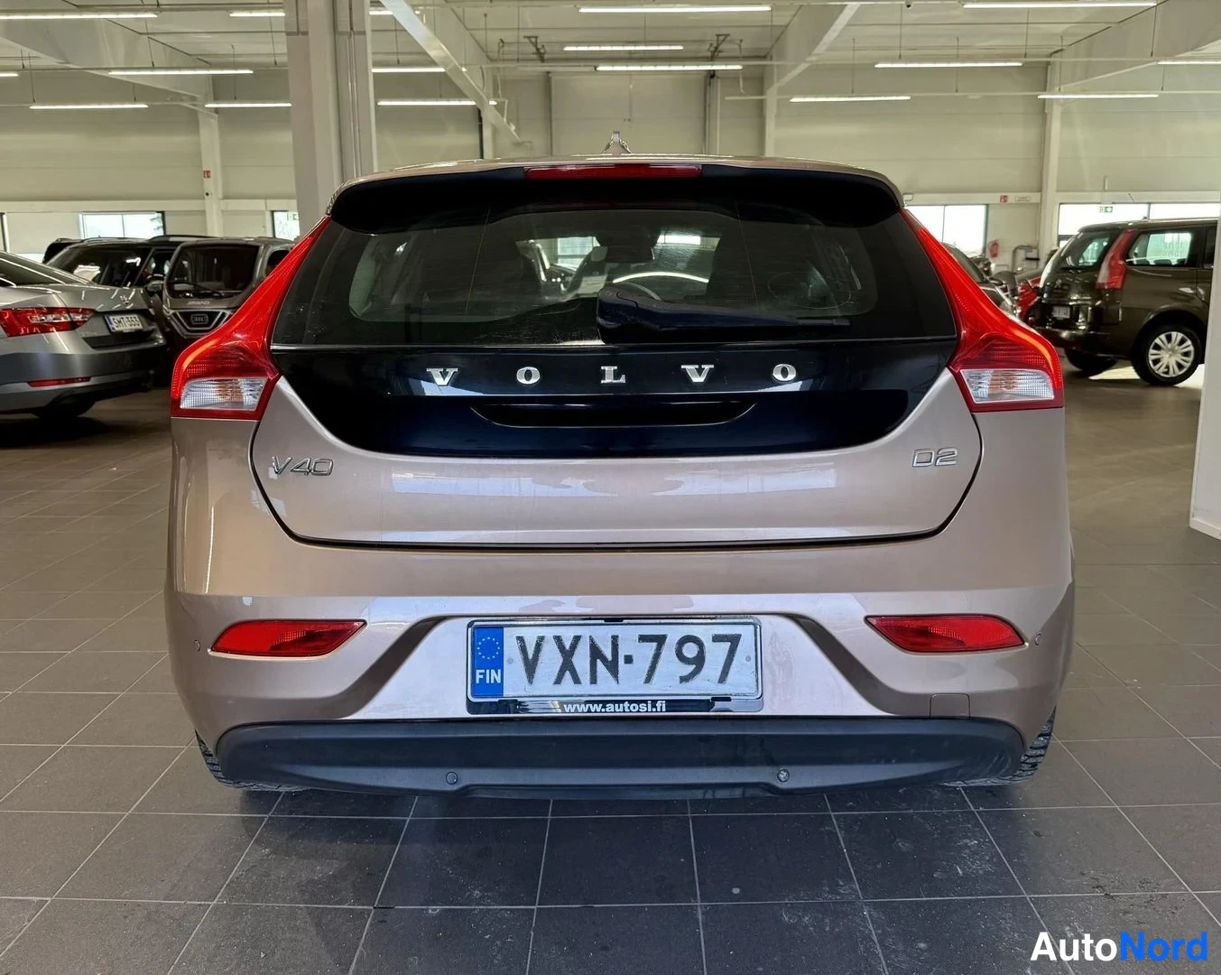 Beige Volvo V40 2014, takaa, kuva 9