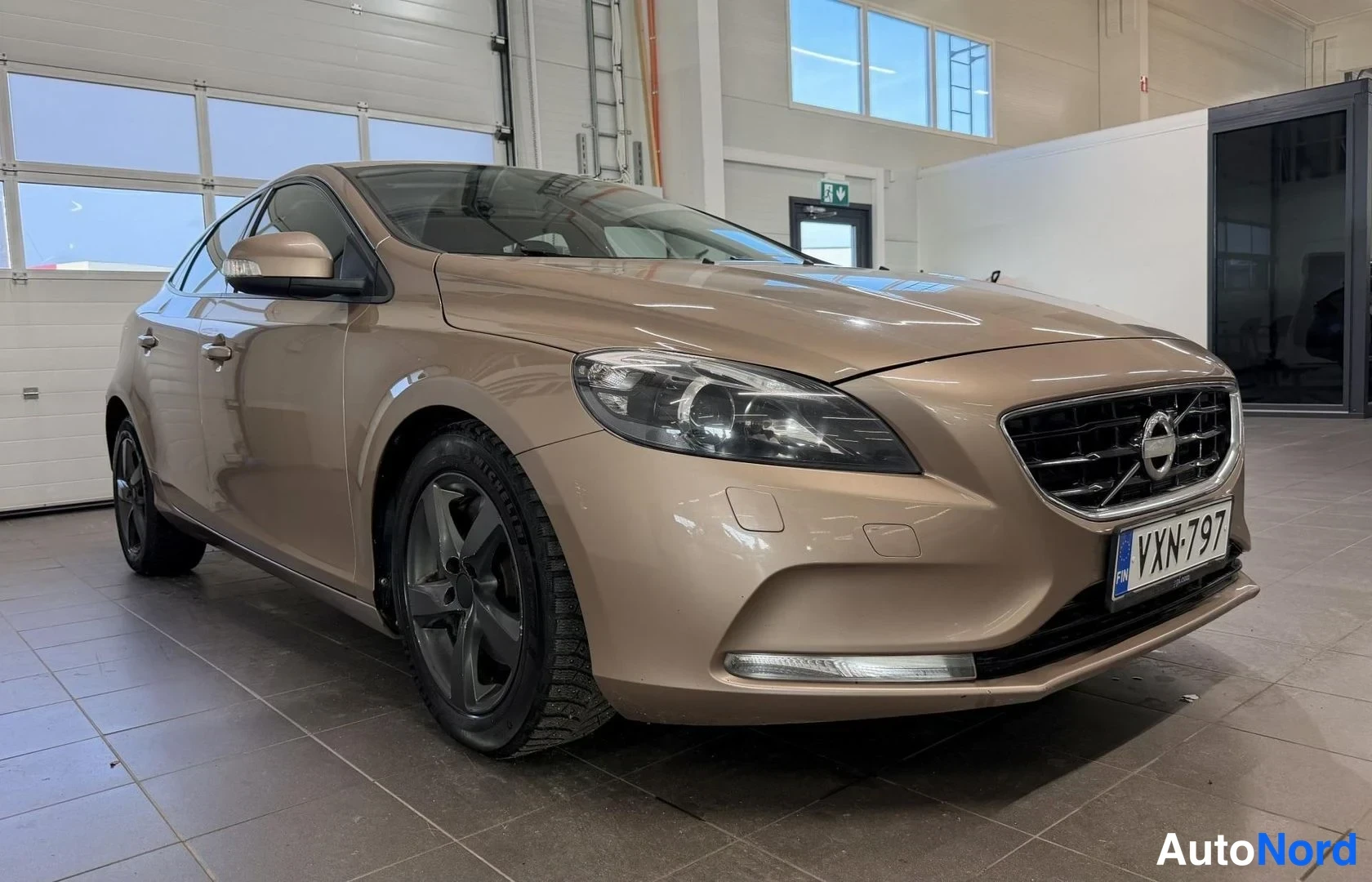 Beige Volvo V40 2014, etuviisto, keula oikealle, kuva 3