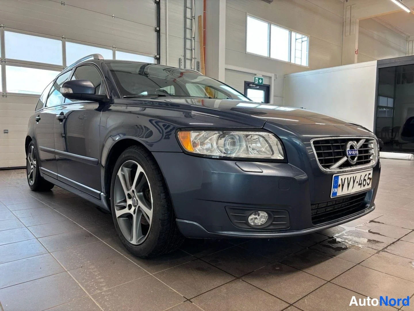 Sininen Volvo V50 2012, etuviisto, keula oikealle, kuva 2